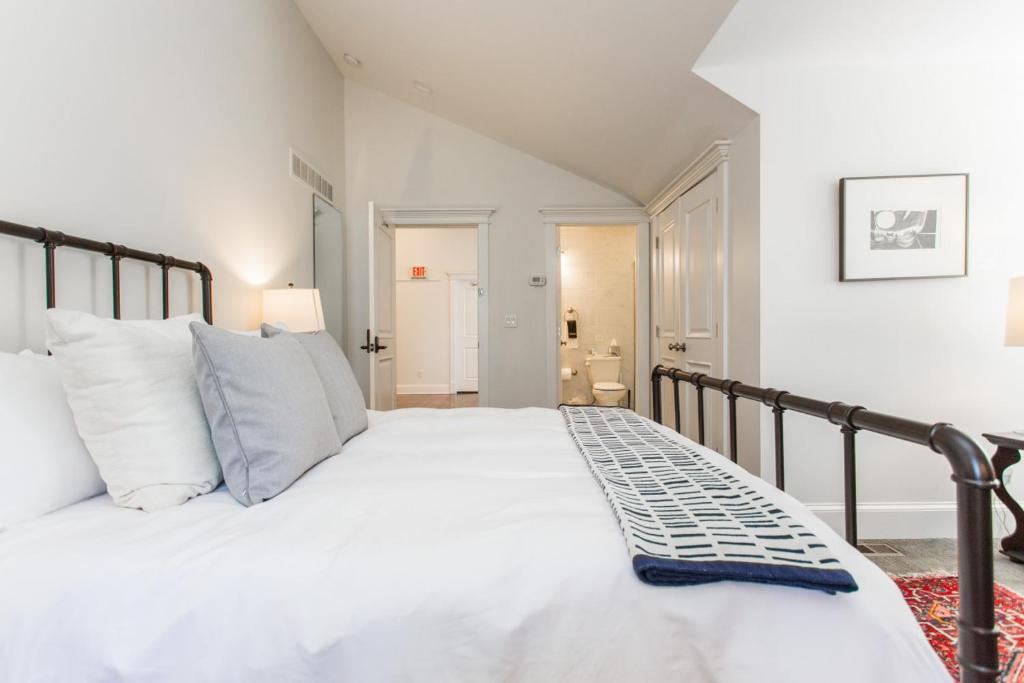 Кровать или кровати в номере Crestwood at Oak Street Mansion