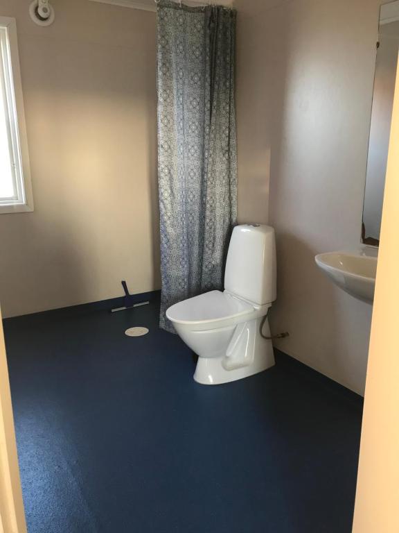 La salle de bains est pourvue de toilettes et d'un lavabo. dans l'établissement Stugor utanför Skövde 2 och 4, à Skövde