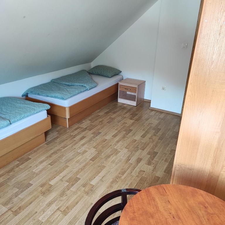 Postel nebo postele na pokoji v ubytování SOSTANJ VELENJE RAVNE SOBE ROOMS Vrtacnik d o o