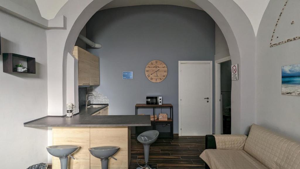 a kitchen with a counter and stools in a room at IL Castelletto in Ortona
