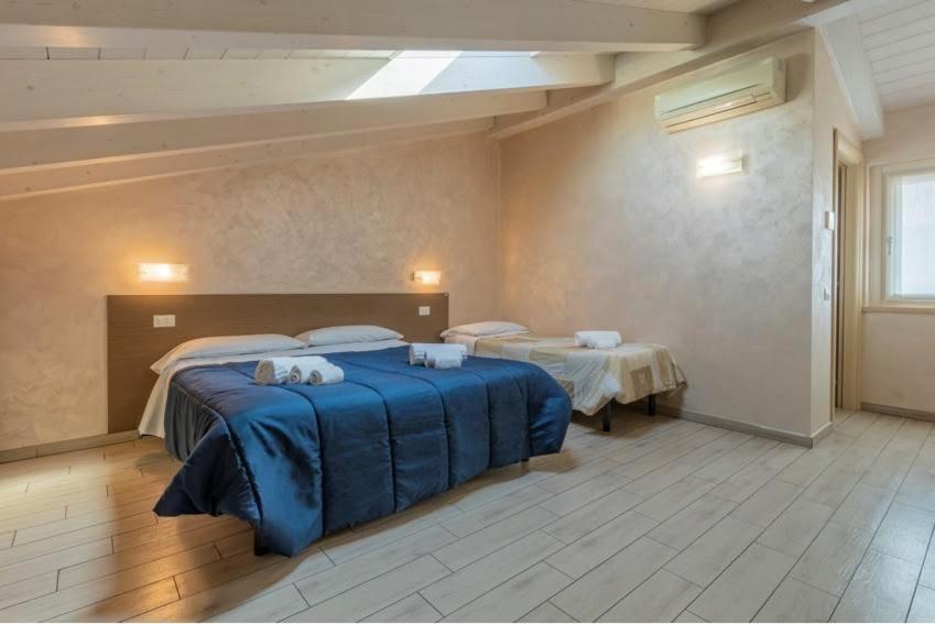 1 dormitorio con 2 camas con sábanas azules en Affittacamere Borgo Roma, en Verona