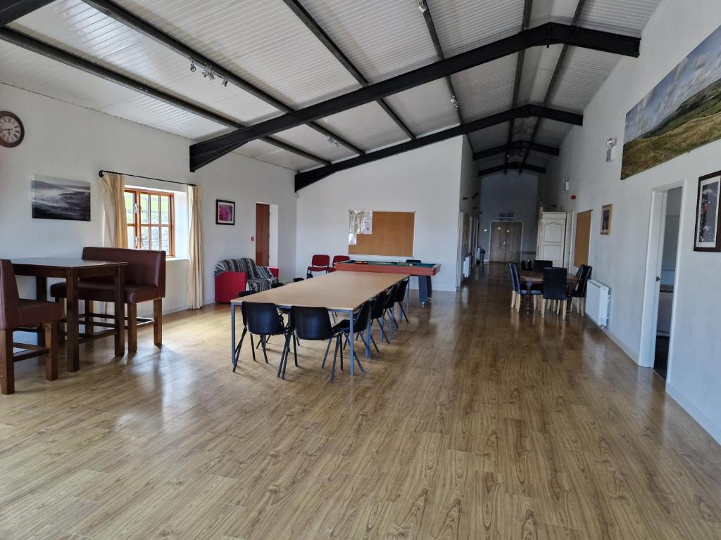 The Den, Coves House في Wolsingham: غرفة كبيرة مع طاولة وكراسي