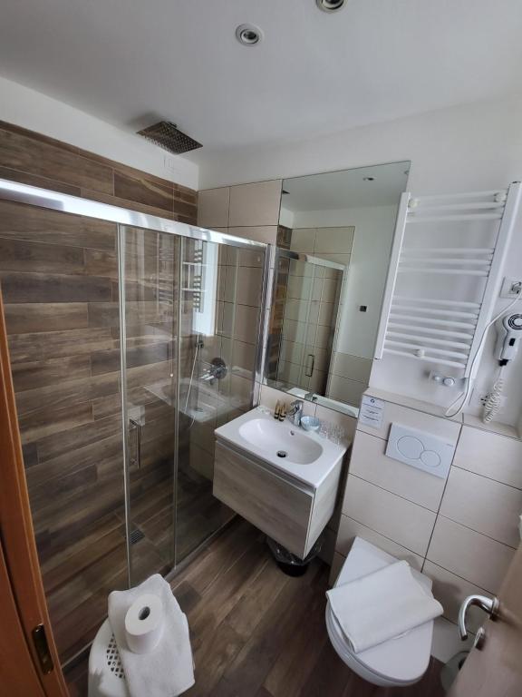Koupelna v ubytování Hotel Garni Rosmari