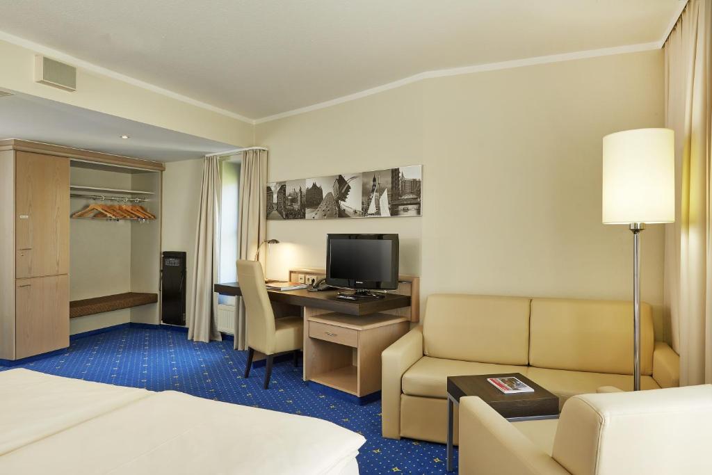 
Family Room (2 Adults + 2 Children)
