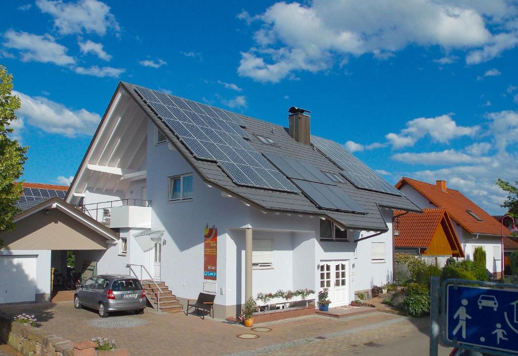 una casa con paneles solares en el techo en Gästehaus ALBA - Sie bekommen garantiert Eintrittskarten für den EuropaPark und für Rulantica über uns, zusätzlich zum limitierten Kontingent, en Rust