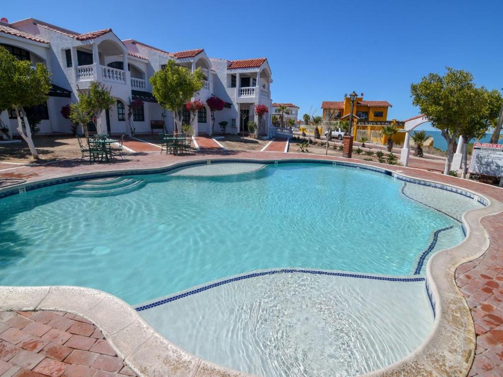 una gran piscina en medio de un complejo en New style La hacienda condo 19, en San Felipe