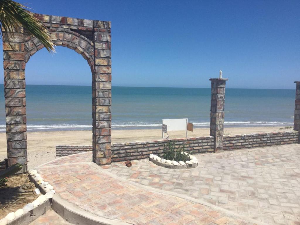 une arche sur la plage avec l'océan en arrière-plan dans l'établissement Beach Bungalow, Pool and direct Beach Access, à San Felipe