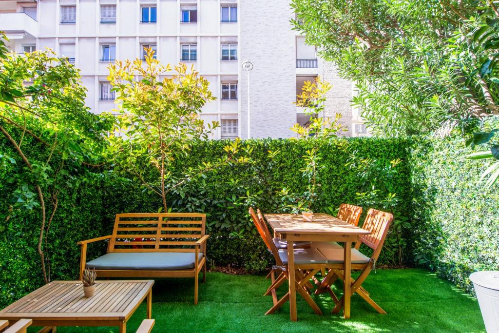 un patio avec une table et des chaises et un bâtiment dans l'établissement Appartement Pommelo - Welkeys, à Nice