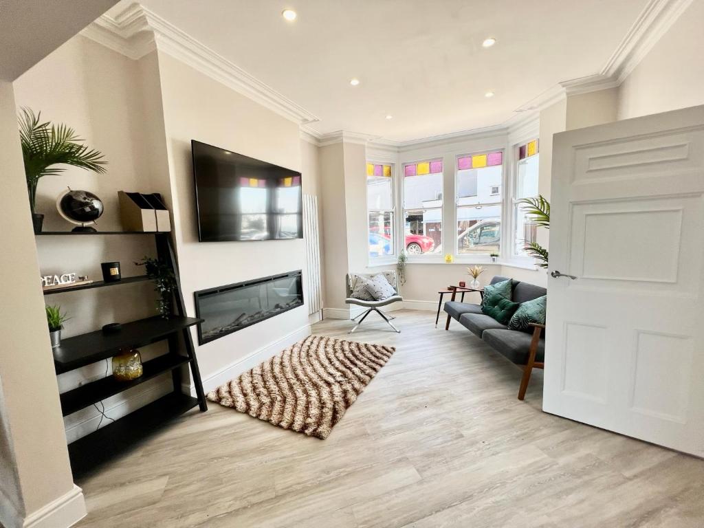 Cliffs Pavilion 2 Bedroom Apartment, SouthendonSea (updated prices 2024)