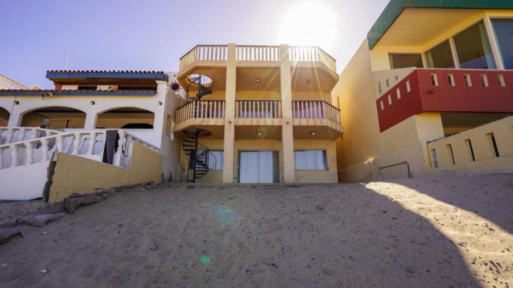 een groot geel gebouw met een trap ervoor bij Condo Vista mar - Beautiful rental condo located in Villas de las Palmas San Felipe in San Felipe