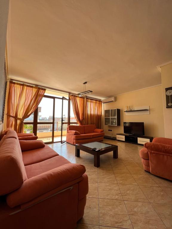 un soggiorno con 2 divani e un tavolo di Apartament Vanesa a Vlorë