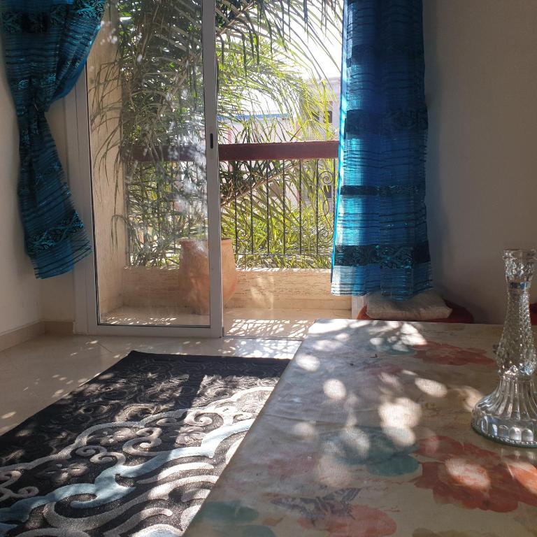 a room with a door and a window with a rug at Appartement Neuf à Louer sur Martil Maroc in Martil