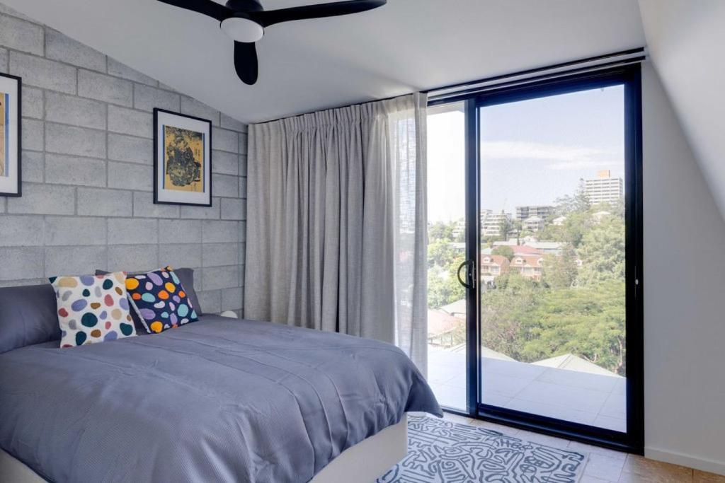 1 dormitorio con cama y ventana grande en NEW 3Bed Apartment Highgate Hill en Brisbane