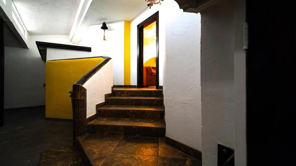 un couloir avec des escaliers et une porte jaune dans l'établissement Casa Palmas - Beachfront San Felipe Vacation Rental House, à San Felipe