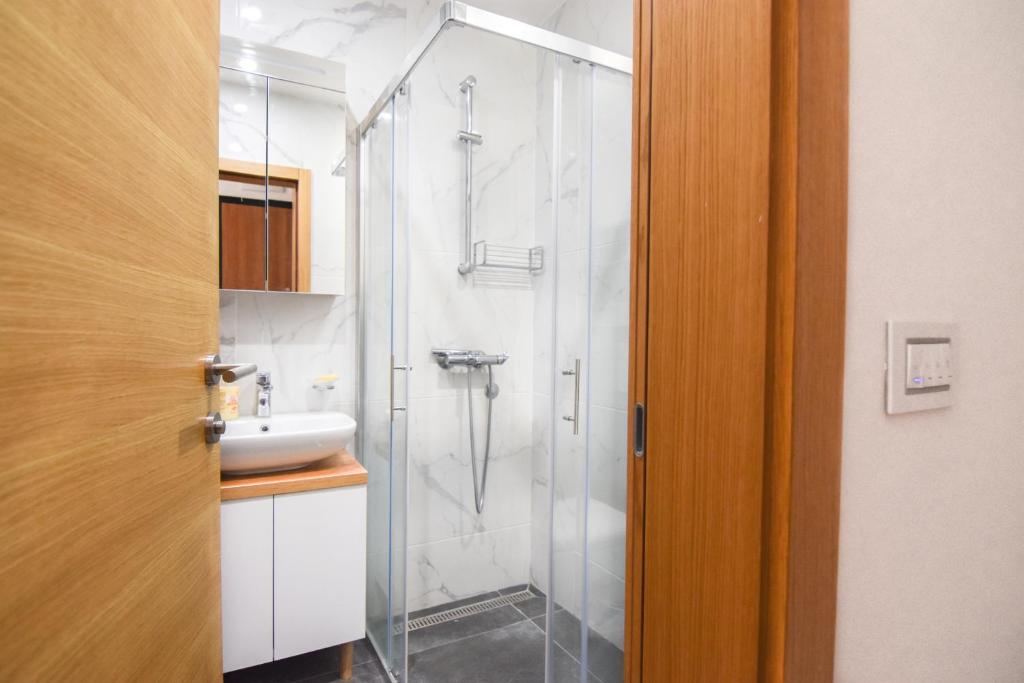 Un baño de Apartman Mima Divcibare