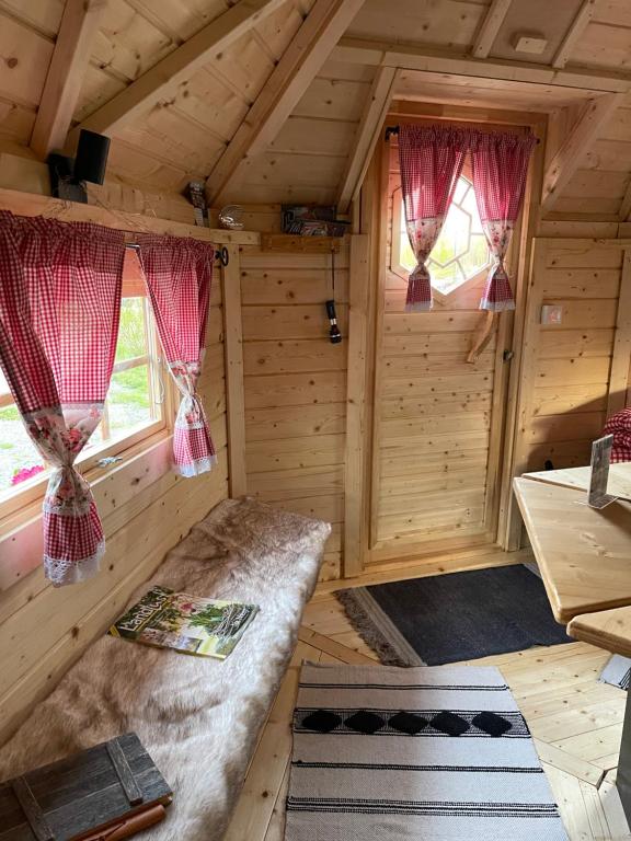 einen Innenblick auf ein Blockhaus mit zwei Fenstern in der Unterkunft Grillkota Holzhütte in Lauenburg