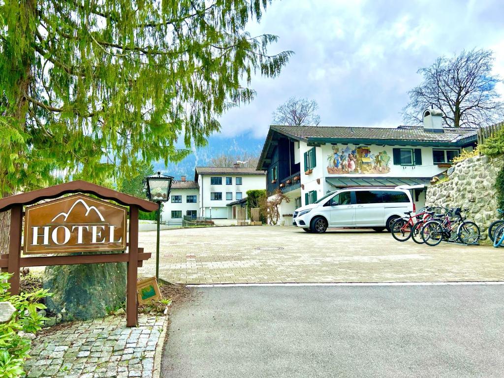 una señal de hotel frente a un edificio con bicicletas en Hotel Bergland en Grainau
