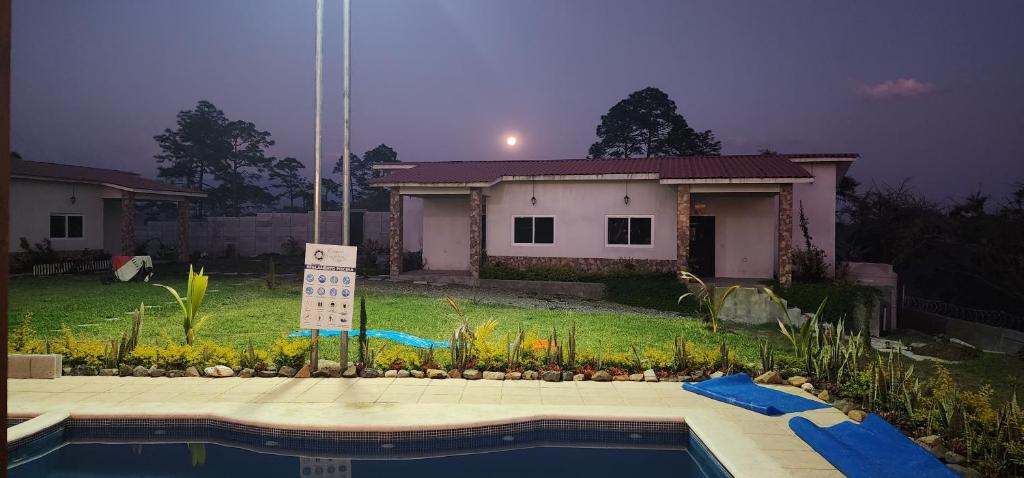 una casa con piscina en un patio en Cabañas San José Chotuj, 