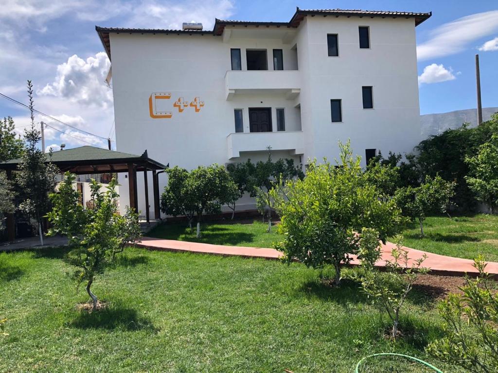 Ein Garten an der Unterkunft Hotel Vila C plus plus