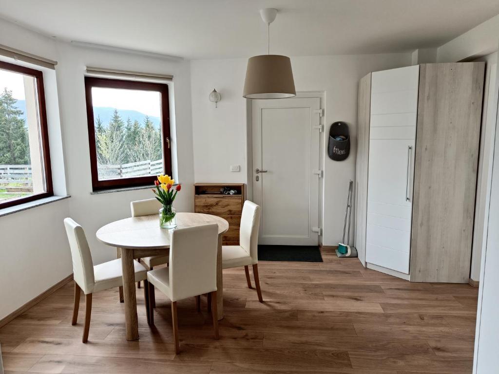 uma sala de jantar com mesa e cadeiras em Green Apartment Cerknica em Cerknica