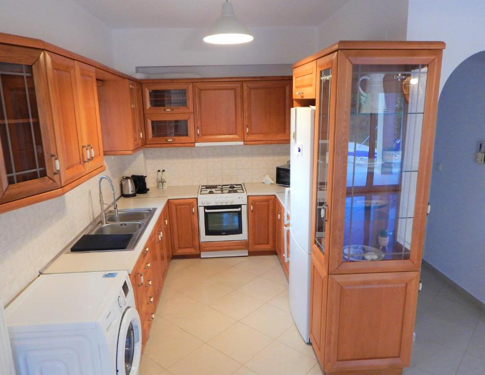Kuchyň nebo kuchyňský kout v ubytování Villa Evridiki
