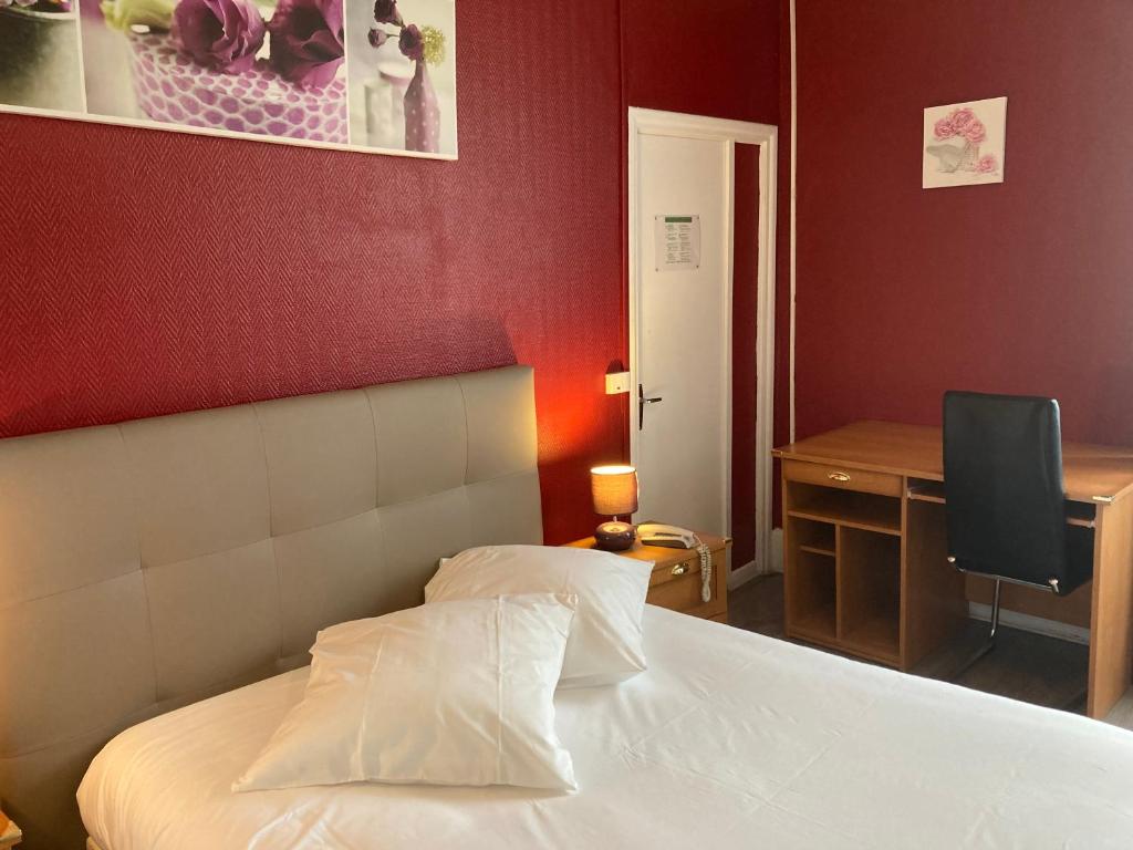 - une chambre avec un lit, un bureau et une chaise dans l'établissement Aigle d'Or, à Thiers