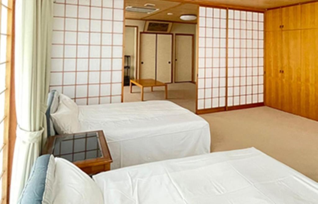 a hospital room with two beds and a window at Enmanin Sanmitsuden - Vacation STAY 39449v in Otsu
