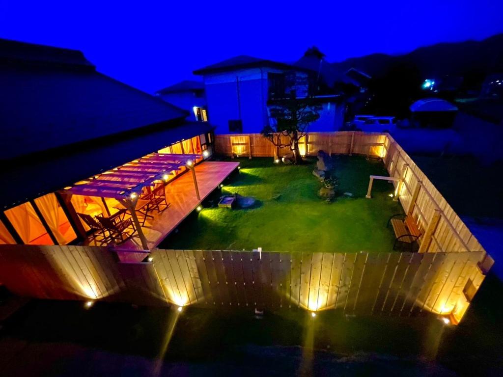 een luchtzicht op een achtertuin 's nachts met verlichting bij vintagehouse1925Bali - Vacation STAY 14502 in Nagano