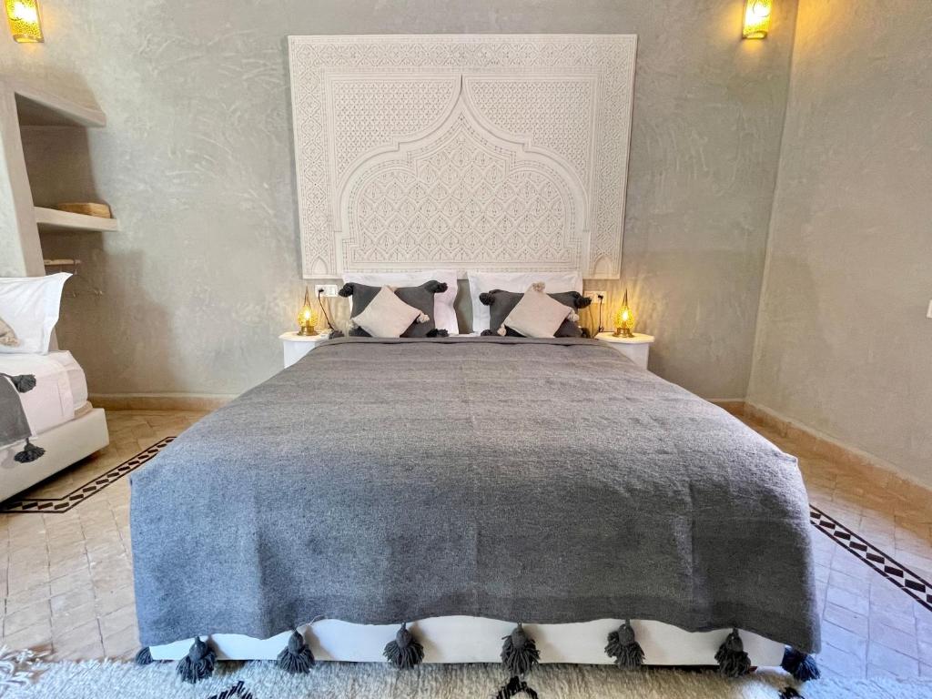 Postel nebo postele na pokoji v ubytování Riad Jolie