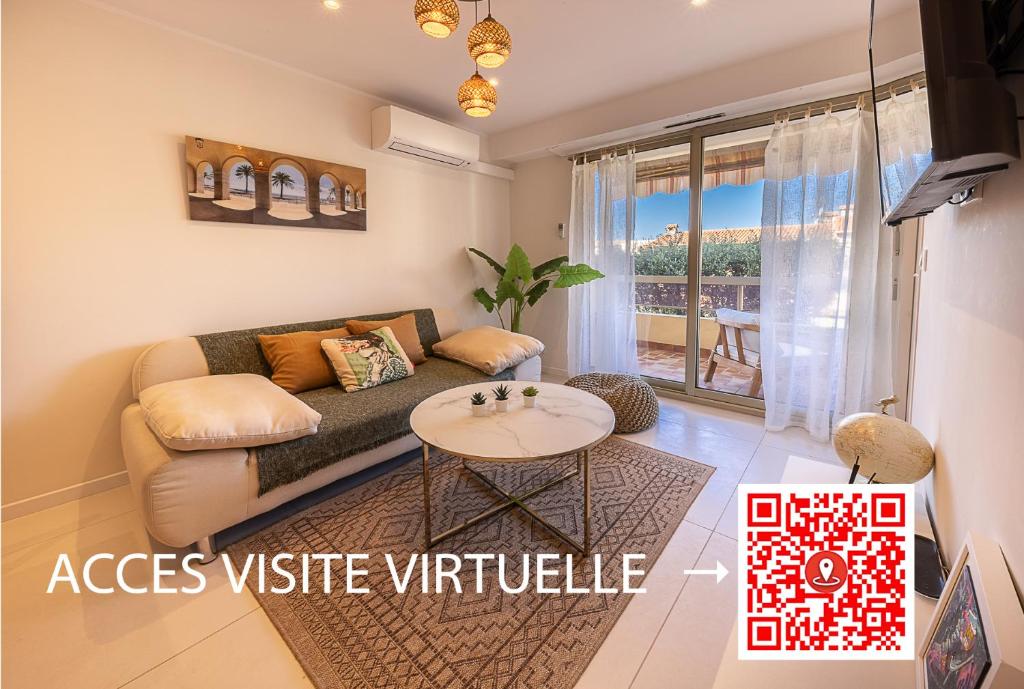 sala de estar con sofá y mesa en Lumineux, tout confort, Wifi & Terrace & Parking, en Saint-Laurent-du-Var