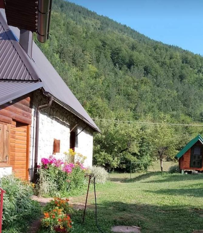 Nespecifikovaný výhled na hory nebo výhled na hory při pohledu z prázdninového areálu
