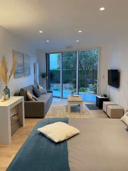 Zdjęcie z galerii obiektu L’Annexe Studio indépendant avec vue sur jardin w mieście Crévin