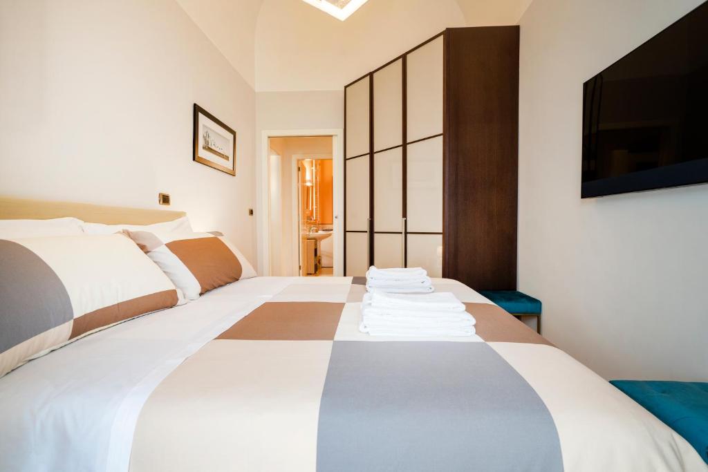 1 dormitorio con 2 camas y TV de pantalla plana en Suite Hidalgo De Menezes, en Bari
