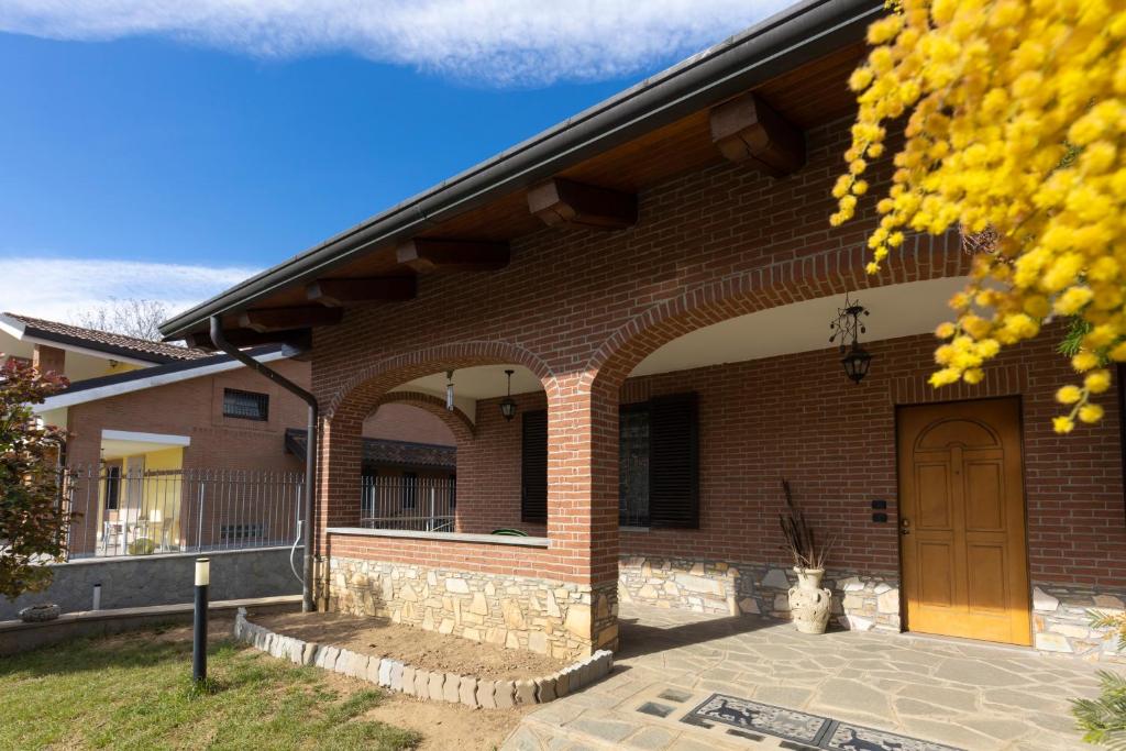 a brick house with an archway in a yard at Villa Anna in Moncalieri