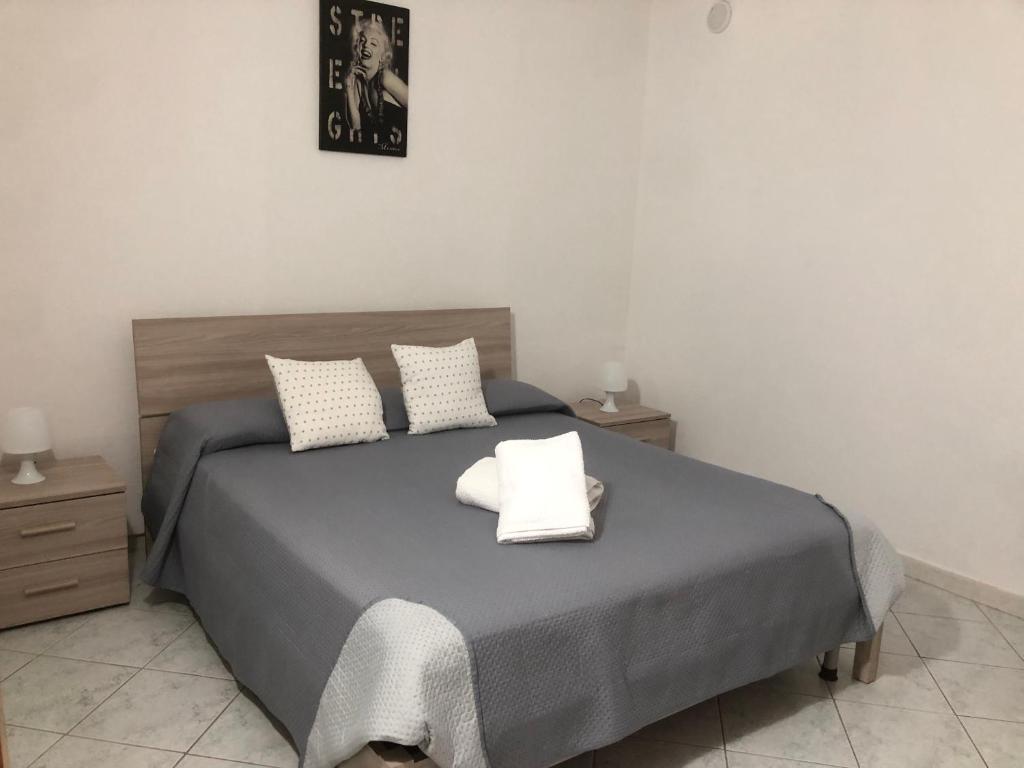 ein Schlafzimmer mit einem Bett mit zwei Kissen darauf in der Unterkunft Case vacanze Vignola in Peschici