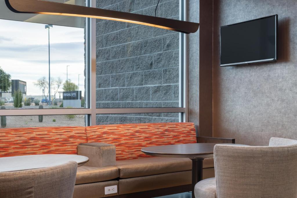 TV a/nebo společenská místnost v ubytování SpringHill Suites by Marriott Tucson at The Bridges