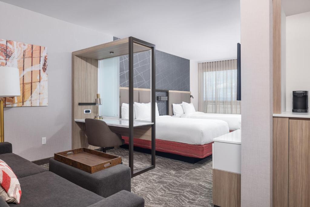 Postel nebo postele na pokoji v ubytování SpringHill Suites by Marriott Tucson at The Bridges