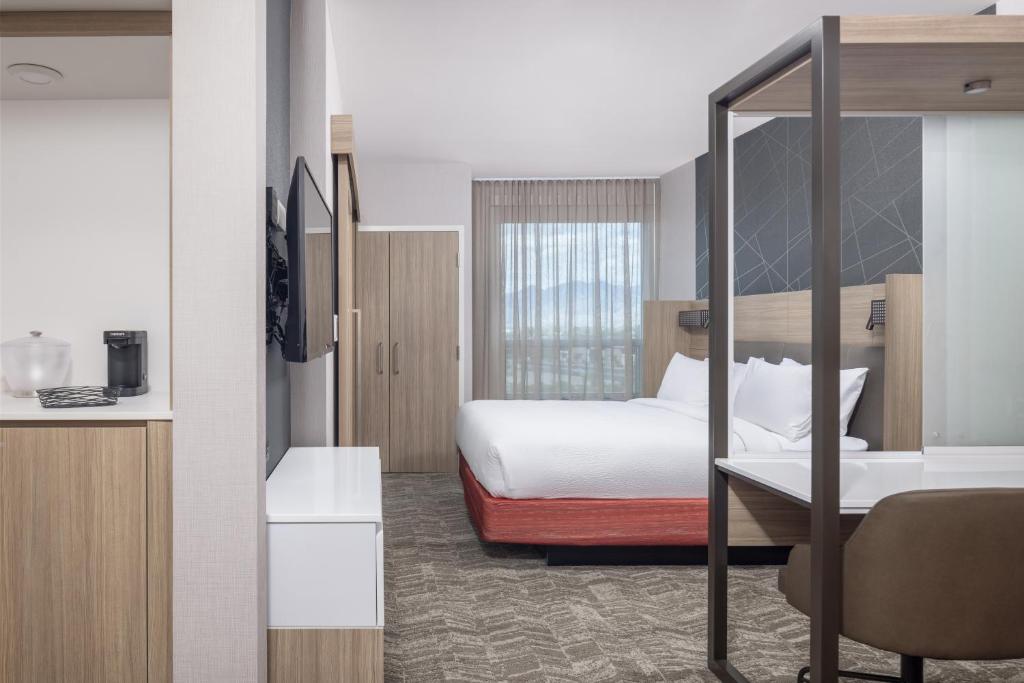 Postel nebo postele na pokoji v ubytování SpringHill Suites by Marriott Tucson at The Bridges