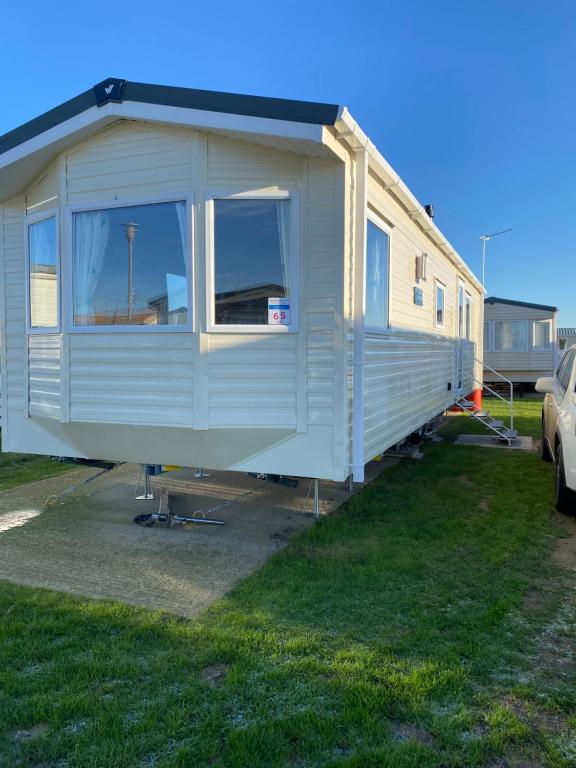 una casa móvil está estacionada en un patio en KEE Holiday Home Caravan en Great Yarmouth