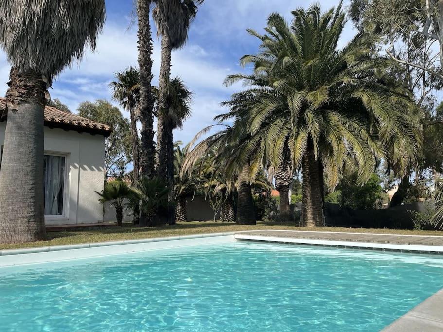Bazén v ubytovaní Villa avec magnifique piscine et grand jardin, à 2 pas du golf et de la plage alebo v jeho blízkosti