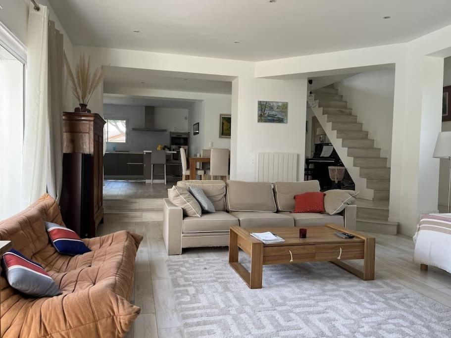Posedenie v ubytovaní Villa avec magnifique piscine et grand jardin, à 2 pas du golf et de la plage