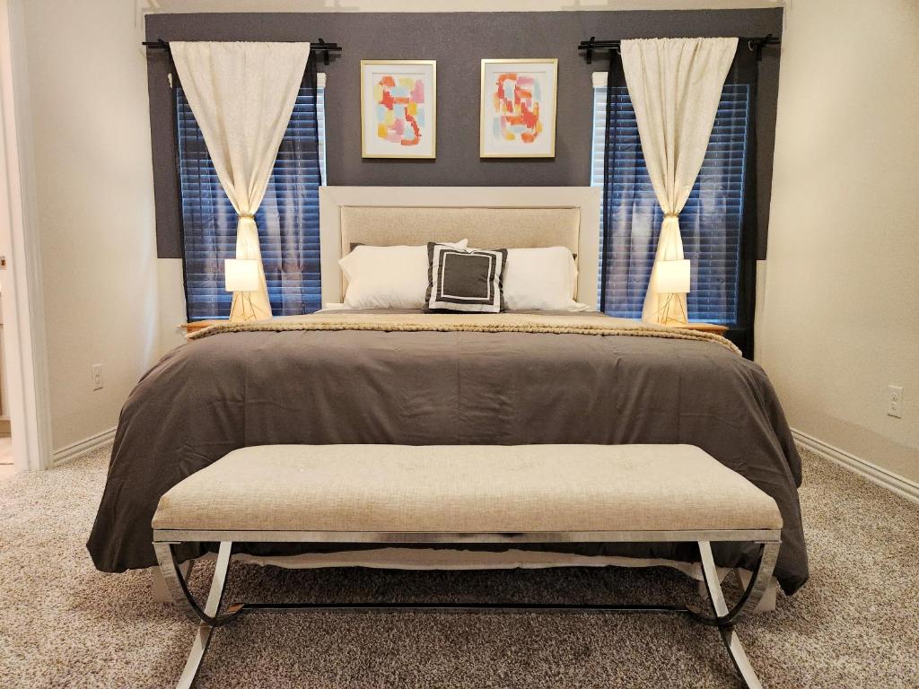 - une chambre avec un grand lit et un banc dans l'établissement Anderson Lake Stays by ION Rentals near Downtown Med Center NRG Stadium Beltway 8, à Houston