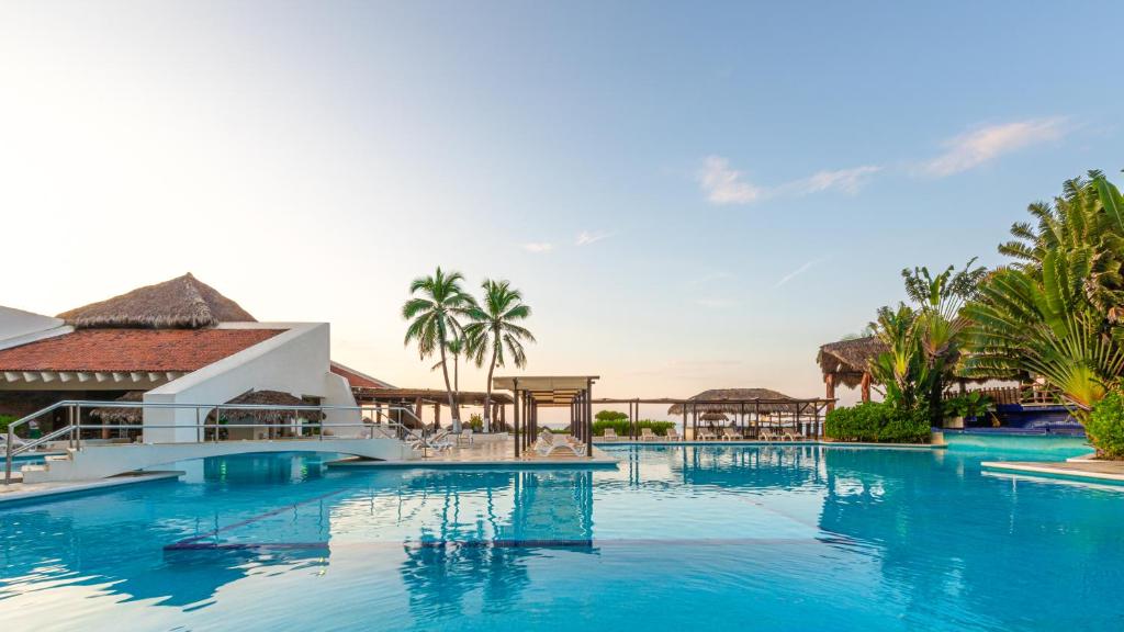 vista para a piscina no resort em Park Royal Beach Ixtapa - All Inclusive em Ixtapa