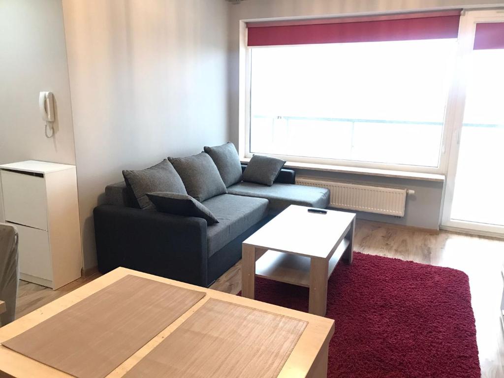 sala de estar con sofá y mesa en Apartament z widokiem, en Białystok