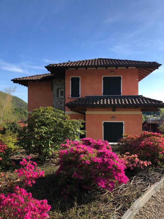 a house with pink flowers in front of it at Casa Ilaria in Armeno