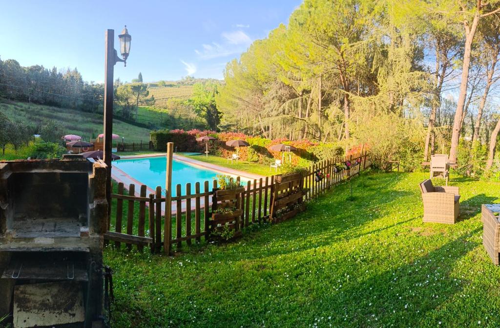 Bazén v ubytování Antico Podere Il Bugnolo nebo v jeho okolí