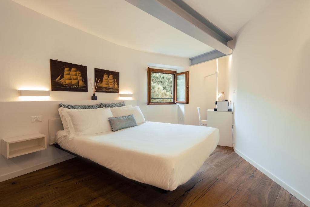 韋內雷港的住宿－Torre a Mare Porto Venere，卧室配有白色的床