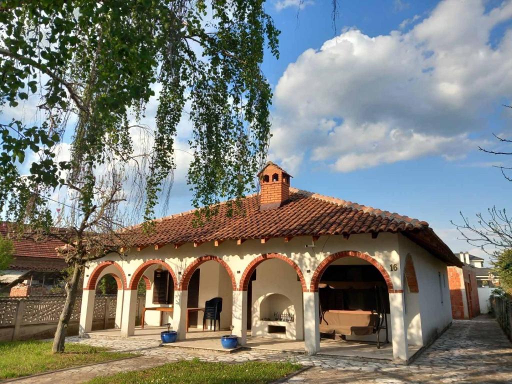 una casa con tetto piastrellato e cortile di Villa Morava a Svilajnac