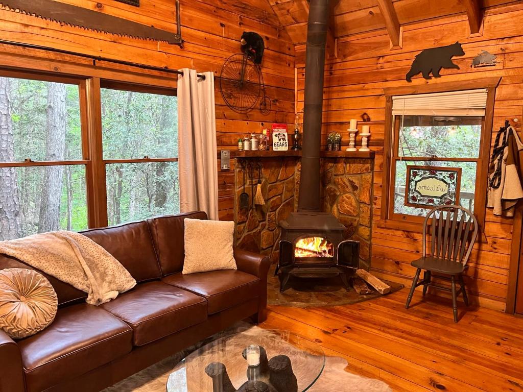Posezení v ubytování Log Cabin with Mountain View and Privacy