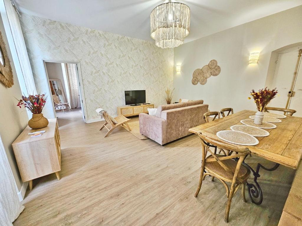 Televízia a/alebo spoločenská miestnosť v ubytovaní L'île rousse, hypercentre à 100 m de la plage